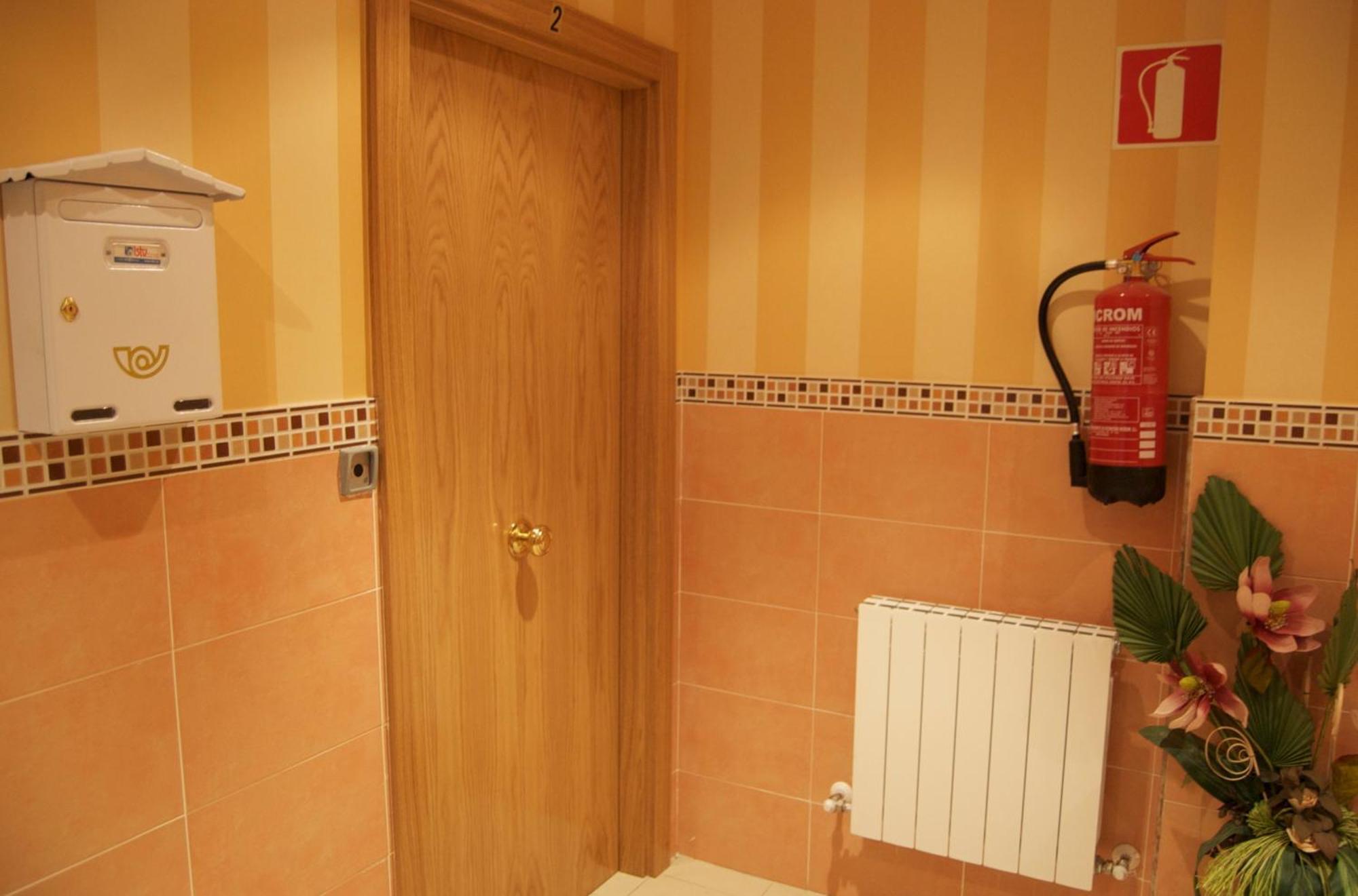 Pension Zorroza 1 Бильбао Экстерьер фото